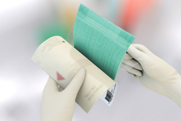 Henkilö avaa Sorbact Absorption -sidoksen sisäpakkauksen.