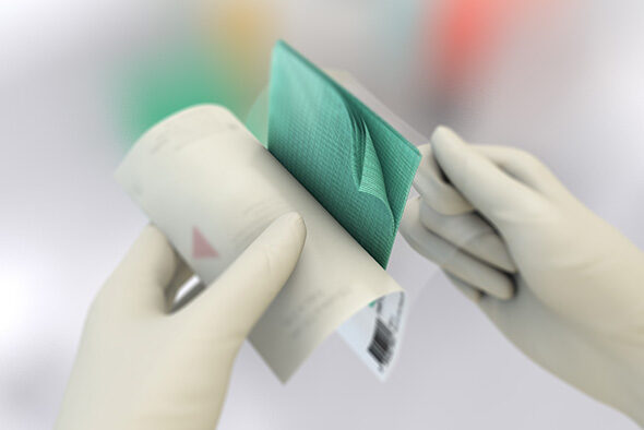 Henkilö avaa Sorbact Compress -sidoksen sisäpakkauksen.