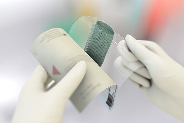 Henkilö avaa Sorbact Fungi -sidoksen sisäpakkauksen.