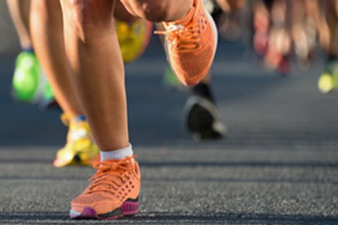 Ihmiset juoksevat asfaltilla.