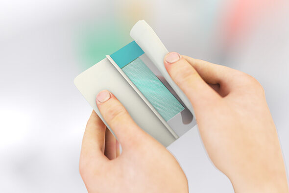 Henkilö avaa Sorbact Secure -sidoksen sisäpakkauksen.