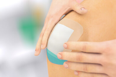 Henkilö asettaa Sorbact Secure -sidoksen polveen.